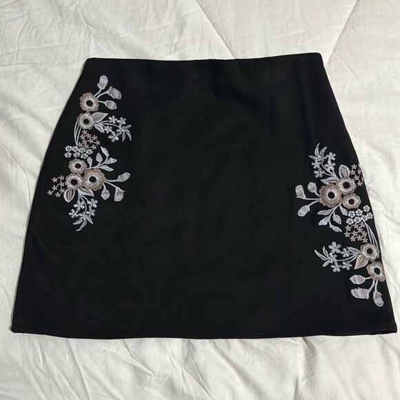 Jun & Ivy Embroidered Mini Skirt M - Picture 1 of 8